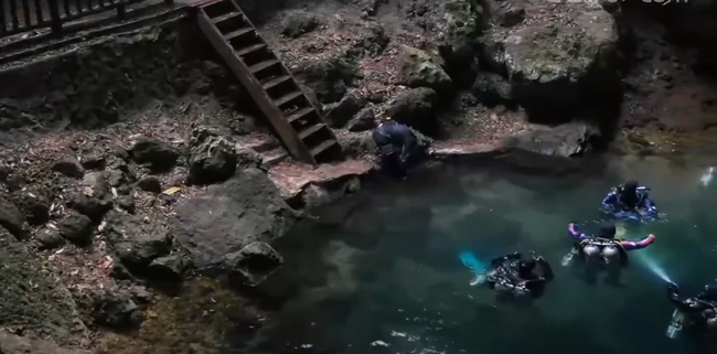 Trong quá trình lặn xuống đáy, nhóm người đã phát hiện rất nhiều bộ hài cốt. Vì quá sợ hãi, nhóm thợ lặn đã lập tức ngoi lên mặt nước và báo cảnh sát. Thông qua kiểm nghiệm, cảnh sát ghi nhận dưới động nước có 12 bộ xương người phụ nữ, được tìm thấy ở độ sâu 46m.