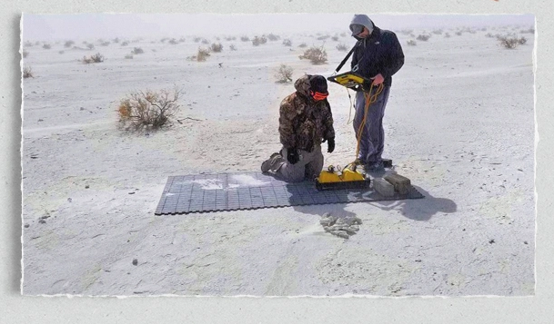 Lý giải cho việc các dấu chân ma quái cứ khi trời mưa lại bỗng dưng "xuất hiện", Duke cho rằng các hạt mưa đổ xuống, cũng là lúc nước nhanh chóng được hấp thụ sâu vào lớp trầm tích bên dưới.