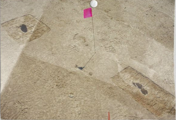 Trong suốt giai đoạn này, hồ nước bị con người chiếm đóng, và đây cũng chính là giai đoạn lý tưởng để họ để lại những dấu chân trên bề mặt.