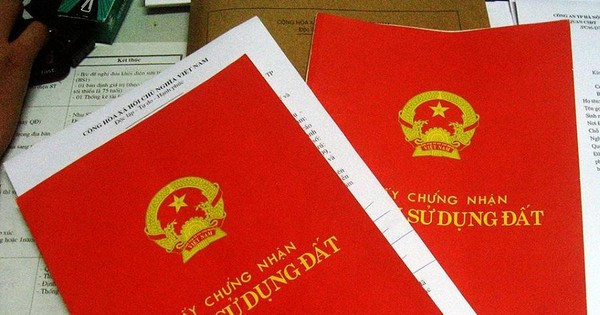  Cán bộ Tư pháp phường giả chữ ký, dấu vân tay trong hợp đồng chuyển nhượng: Ngày 26/9, Công an TP Biên Hòa, Đồng Nai đã phục hồi điều tra vụ “giả mạo trong công tác" xảy ra năm 2018. Theo xác minh thông tin ban đầu, vào năm 2018, ông Nguyễn Xuân Hợi (khi đó là cán bộ Công chức Tư pháp - Hộ tịch thuộc UBND phường An Hòa) đã giả chữ ký, chữ viết và dấu vân tay của bà Trần Thị Hương trong hợp đồng chuyển nhượng quyền sử dụng đất tại phường An Hòa. Ngày 31/3/2018, sau khi làm giả chữ ký và dấu vân tay hợp đồng chuyển nhượng quyền sử dụng đất, cán bộ Tư pháp - Hộ tịch đã trình Chủ tịch UBND phường An Hòa lúc đó là ông Phan Thanh Sắc ký chứng thực. Được biết, ông Hợi đã nghỉ việc tại phường An Hòa, còn ông Phan Thanh Sắc cũng bị UBND TP Biên Hòa cách chức Chủ tịch phường vì để xảy ra xây dựng trái phép trên địa bàn.