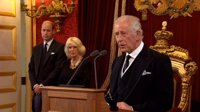 Nhà tiên tri Nostradamus tin rằng Quốc vương Charles III sẽ trở thành "Vua của quần đảo", ám chỉ việc vị vua này sẽ chỉ cai trị các vùng lãnh thổ của Vương quốc Anh (bao gồm nước Anh, Scotland, xứ Wales và Bắc Ireland), chứ không còn là quân chủ của 15 quốc gia thuộc Khối Thịnh vượng (bao gồm: Belize, Canada, Grenada, Antigua và Barbuda, Australia, Papua New Guinea, Saint Lucia, Tuvalu, Quần đảo Solomon, Grenadines, Bahamas, New Zealand, Jamaica, Saint Kitts và Nevis).