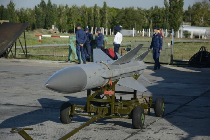 Tổ hợp phòng không Buk-M1 có thể chỉ bắn được vào một mục tiêu duy nhất, trước khi nó bị các máy bay khác bắn trả bằng tên lửa chống radar Kh-31P hoặc Kh-58.