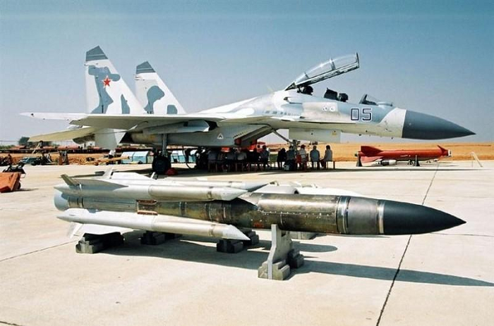 So với tên lửa chống radar cao tốc AGM-88 HARM của Mỹ, Kh-31P hay Kh-58 có tốc độ phản ứng không nhanh bằng khi nhận ra nguồn bức xạ, bên cạnh đó khả năng nhớ vị trí sau khi đài radar đối phương tắt sóng cũng không tốt, dẫn tới đánh trượt mục tiêu.