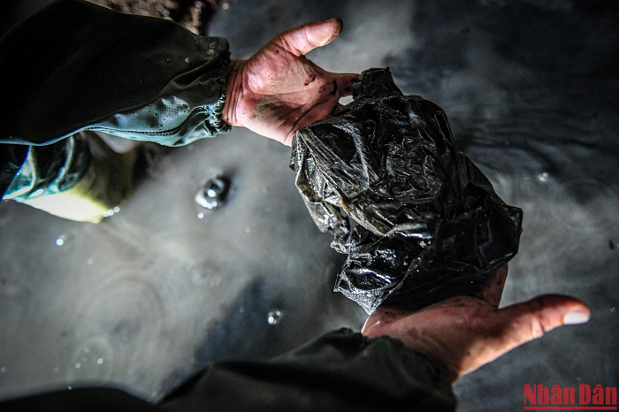 Trên tay phóng viên là túi ni-lông - một đặc sản của đô thị hiện đại. Theo mưa, ni-lông bị cuốn xuống cống và "nhập tịch" thành công trong thế giới ngầm dưới lòng Hà Nội.