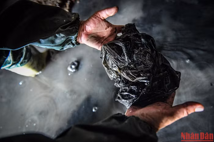 Trên tay phóng viên là túi ni-lông - một đặc sản của đô thị hiện đại. Theo mưa, ni-lông bị cuốn xuống cống và "nhập tịch" thành công trong thế giới ngầm dưới lòng Hà Nội.