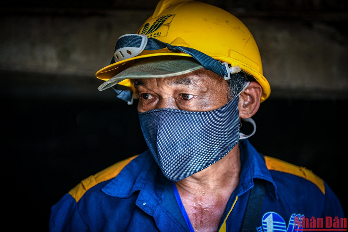 “Đố các anh biết, nước cống có vị gì? Với chúng tôi, nước cống có vị mặn của sự dơ dáy, vị tanh nồng của mỡ thải. Vất vả thế đấy, nhưng nếu mình không làm thì ai sẽ làm sạch cho thành phố đây!”. 