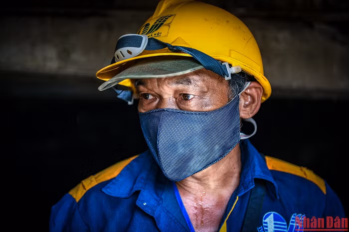 “Đố các anh biết, nước cống có vị gì? Với chúng tôi, nước cống có vị mặn của sự dơ dáy, vị tanh nồng của mỡ thải. Vất vả thế đấy, nhưng nếu mình không làm thì ai sẽ làm sạch cho thành phố đây!”. 