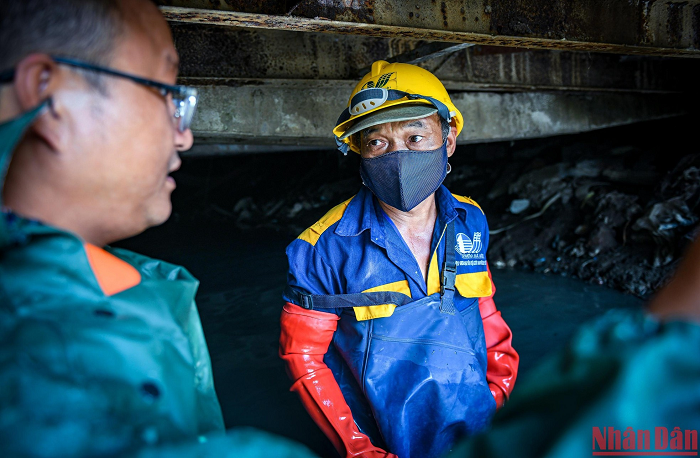 Để tận mục sở thị một thế giới khác ngay giữa lòng Hà Nội, nhóm phóng viên Báo Nhân Dân cũng đã nai nịt kín người, bì bõm lội theo chân các công nhân cống ngầm. 