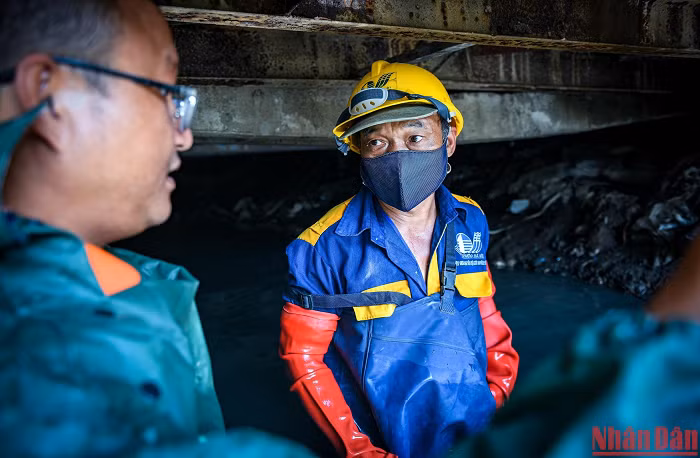 Để tận mục sở thị một thế giới khác ngay giữa lòng Hà Nội, nhóm phóng viên Báo Nhân Dân cũng đã nai nịt kín người, bì bõm lội theo chân các công nhân cống ngầm. 