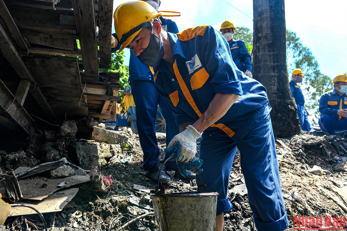 Phía mặt đường, nắng đã thiêu đốt xám xịt mặt người... 