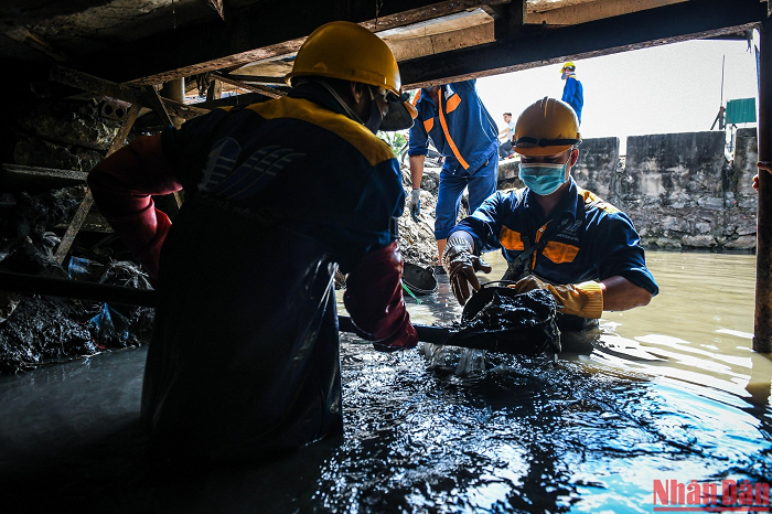 “Ai cũng nghĩ cống là để thoát nước, nhưng cống ở Hà Nội thì không phải như thế. Đó là một cái túi chứa rác khổng lồ và khủng khiếp”, ông Đỗ Văn Công - một công nhân có hơn 30 năm "chui cống" vừa làm việc vừa chia sẻ. 