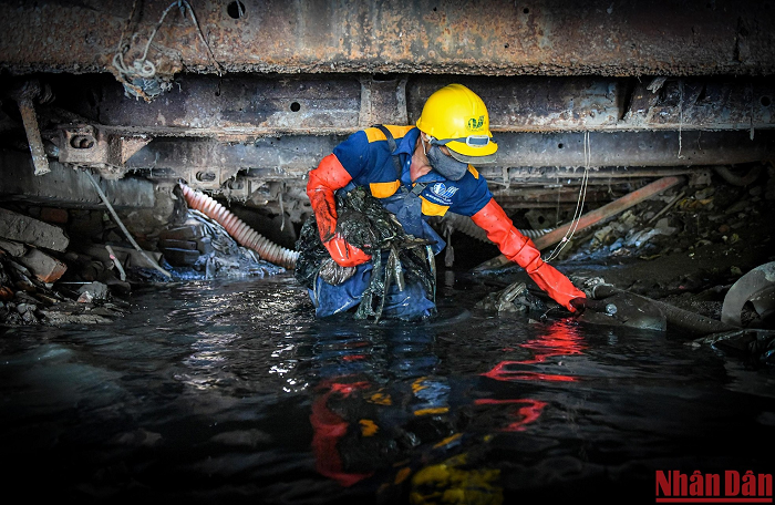 Trong thế giới ngầm đặc biệt này, công nhân cống đối mặt với cơ man rác: từ xà gồ, túi ni-lông đến cả bơm kim tiêm dùng dở...