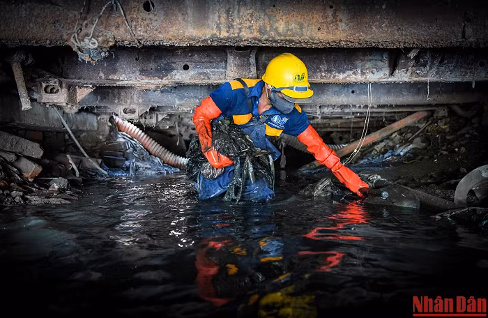 Trong thế giới ngầm đặc biệt này, công nhân cống đối mặt với cơ man rác: từ xà gồ, túi ni-lông đến cả bơm kim tiêm dùng dở...