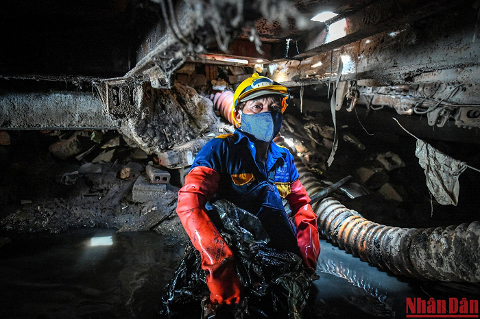 Chỉ hơn 30 phút làm việc, từng bó lớn rác thải đã được... "móc" lên trong lòng cống. Mực nước, sau khi được khơi thông đã giảm đi đáng kể. 