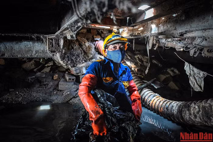 Chỉ hơn 30 phút làm việc, từng bó lớn rác thải đã được... "móc" lên trong lòng cống. Mực nước, sau khi được khơi thông đã giảm đi đáng kể. 