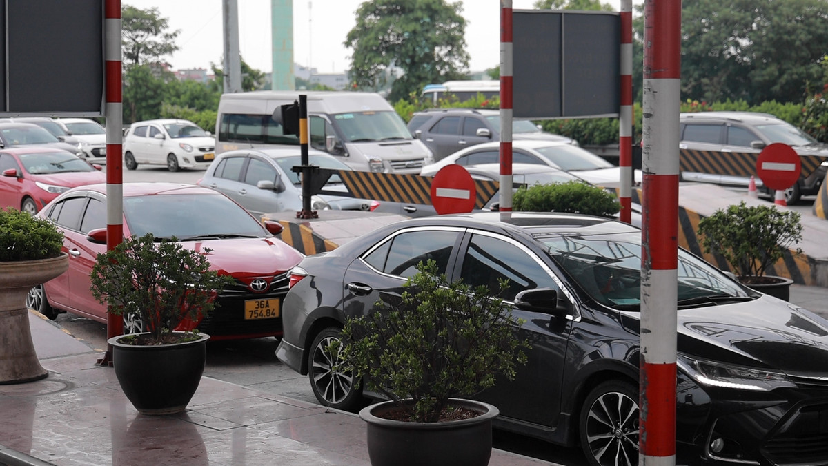 Lực lượng chức năng tạm thời cấm phương tiện lên cao tốc ở nút giao Liêm Tuyền (Hà Nam).