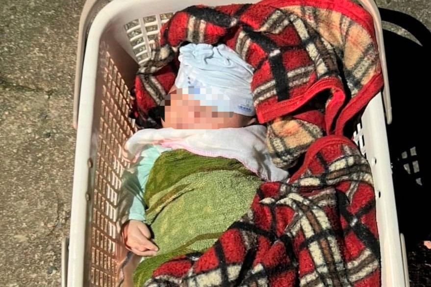  Bé sơ sinh bị bỏ rơi kèm lời nhắn: Ngày 29/9, Công an xã và UBND xã Cao Sơn, huyện Đà Bắc, tỉnh Hòa Bình tiếp tục thông báo tìm người thân của cháu bé bị bỏ rơi bên đường. Trước đó, ngày 18/9, anh Đỗ Ngọc Thành (SN 1981) cùng vợ là Đỗ Thị Thắm (SN 1981, trú tại thị trấn Đà Bắc) khi đi đến gần cổng trường tiểu học xã Cao Sơn phát hiện một cháu bé nằm trong chiếc giỏ nhựa để bên đường kèm mảnh giấy ghi "Do hoàn cảnh khó khăn, thiếu thốn, con không thể nuôi dưỡng cháu bé lớn khôn được".