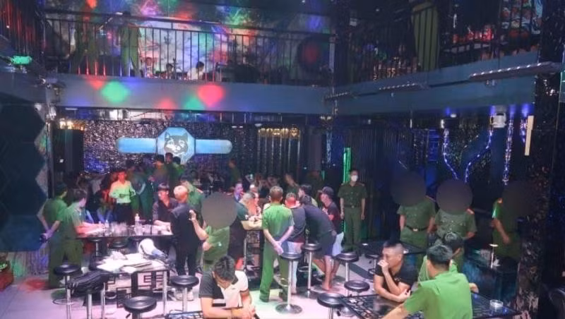  Phát hiện gần 60 thanh niên dương tính ma túy trong quán bar: Khoảng 0h15 ngày 18/9, tổ công tác của Công an TP Ninh Bình kiểm tra quán bar Jet Lounge (địa chỉ tại phường Đông Thành, TP Ninh Bình). Tại đây, Công an đã phát hiện và thu giữ nhiều túi chứa ma túy dạng kẹo, ke trên sàn tầng 1 của quán, 3 bình khí N20 (khí cười), 40 sản phẩm thuốc lá điện tử... cùng nhiều tang vật có liên quan đến việc sử dụng ma túy. Sau khi tiến hành test nhanh, cơ quan chức năng phát hiện gần 60 thanh niên có kết quả dương tính với chất ma túy.