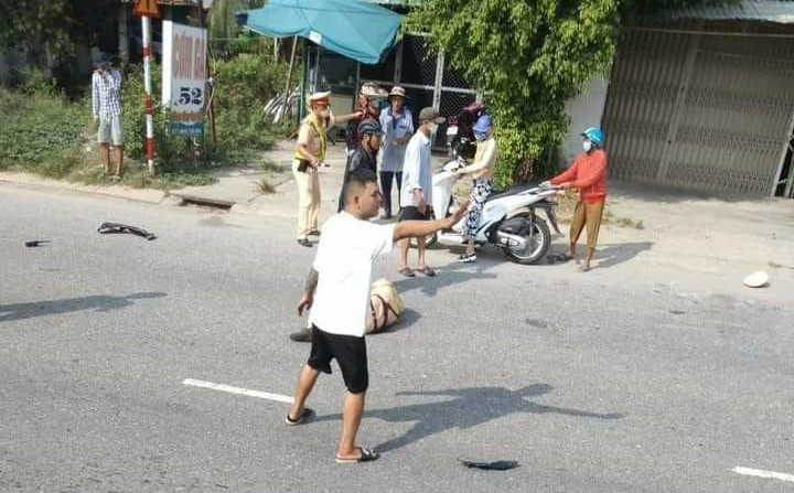  Khởi tố, bắt giam đối tượng tông bị thương thiếu tá CSGT ở Quảng Nam: Sáng 20/9, Công an huyện Núi Thành cho biết đã khởi tố vụ án, khởi tố bị can, bắt tạm giam 2 tháng đối với Lê Đức Sơn (22 tuổi, trú xã Nghĩa Kỳ, huyện Tư Nghĩa, tỉnh Quảng Ngãi) về tội “Chống người thi hành công vụ”. Sơn là đối tượng điều khiển xe máy tông vào Thiếu tá Hồ Đức Thuận (41 tuổi, cán bộ CSGT Đội 1, Phòng CSGT đường bộ - đường sắt, Công an tỉnh Quảng Nam), khiến cán bộ CSGT này bị thương phải nhập viện cấp cứu.