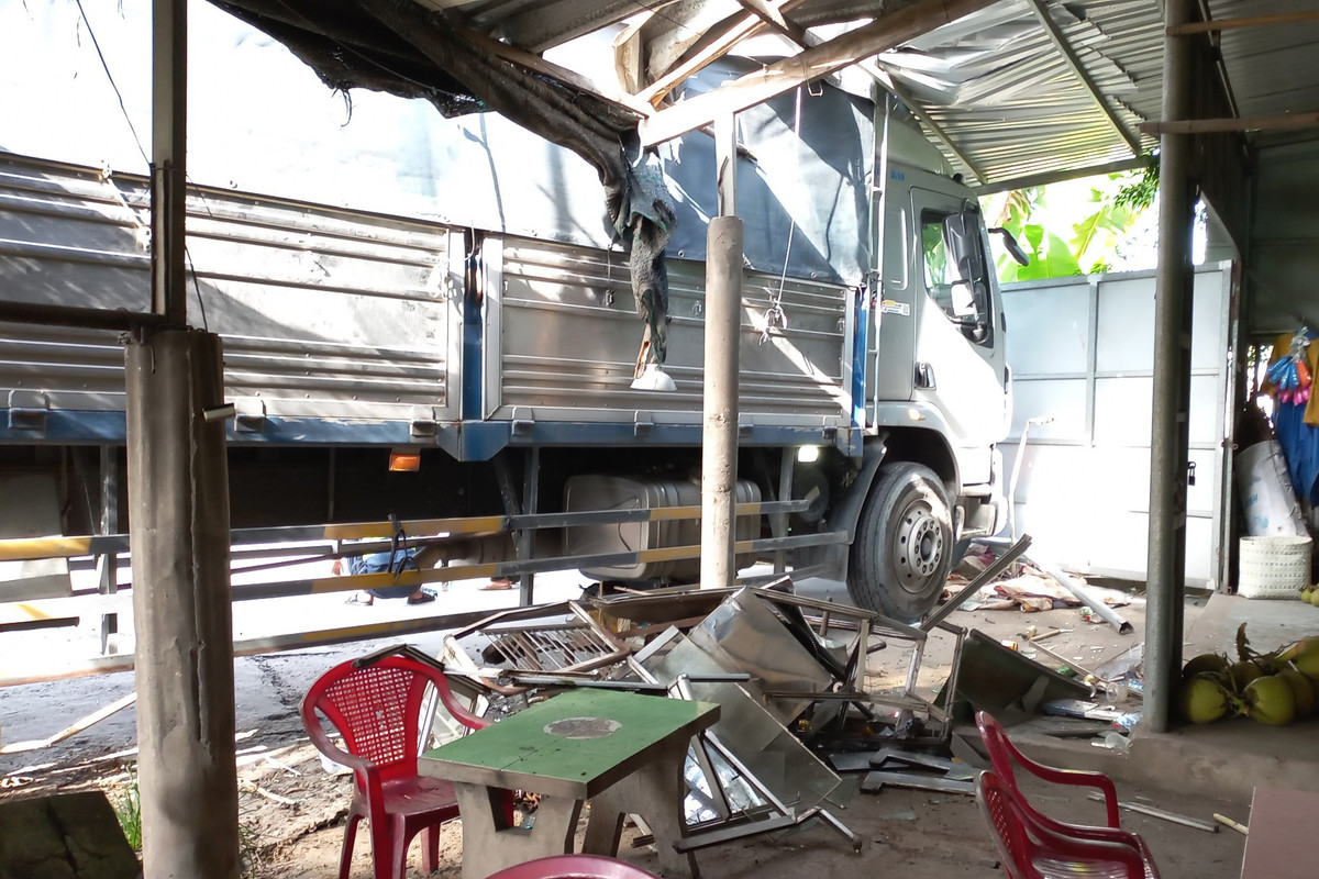  Xe tải tông sập mái hiên nhà dân, cụ bà 70 tuổi thoát chết: Khoảng 6h ngày 20/9, xe tải mang biển số 65H-012.82 khi đến địa phận ấp Trung, xã Long Định, huyện Châu Thành (Tiền Giang) thì gặp sự cố nên tài xế tấp vào lề đường để kiểm tra. Lúc này, xe tải mang biển số 65C-111.29 chạy từ phía sau tông mạnh vào đuôi phương tiện gặp sự cố. Cú tông mạnh khiến cả 2 phương tiện đẩy về trước làm sập mái hiên nhà dân. Hai người trên 2 xe tải bị thương được người dân địa phương đưa đi bệnh viện cấp cứu. Theo lời nhân chứng, lúc xảy ra tai nạn, một cụ bà 70 tuổi ngồi trước mái hiên nhà, tháo chạy kịp thời nên thoát nạn.