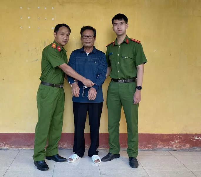  Thay tên đổi họ, trốn truy nã gần 30 năm vẫn không thoát: Ngày 20/9, Công an tỉnh Trà Vinh cho biết đã phối hợp với Công an huyện Lý Nhân, tỉnh Hà Nam tiến hành bắt giữ và di lý đối tượng trốn truy nã gần 30 năm là Nguyễn Văn Kềm (67 tuổi; trú huyện Càng Long, tỉnh Trà Vinh). Vào cuối năm 1992, Nguyễn Văn Kềm bị Cơ quan Cảnh sát điều tra Công an tỉnh Trà Vinh ra lệnh truy nã toàn quốc. Đến giữa tháng 9/2022, công an tỉnh Hà Nam đã phát hiện một người tên Trần Vĩnh Phúc (SN 1955) sống trên địa bàn có các đặc điểm trùng khớp với đối tượng truy nã trong tài liệu cung cấp bởi Công an tỉnh Trà Vinh. Đối tượng sau đó đã bị cơ quan chức năng bắt giữ để xử lý theo quy định của pháp luật.