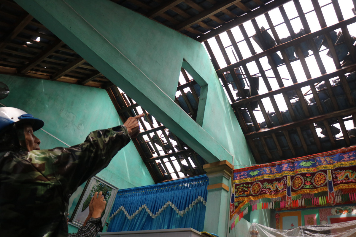 Xot xa nhung ngoi nha khong ven nguyen sau bao Noru