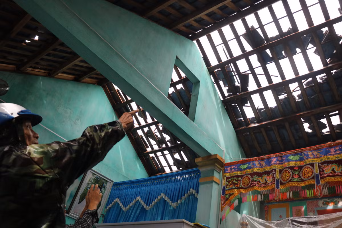 Xot xa nhung ngoi nha khong ven nguyen sau bao Noru