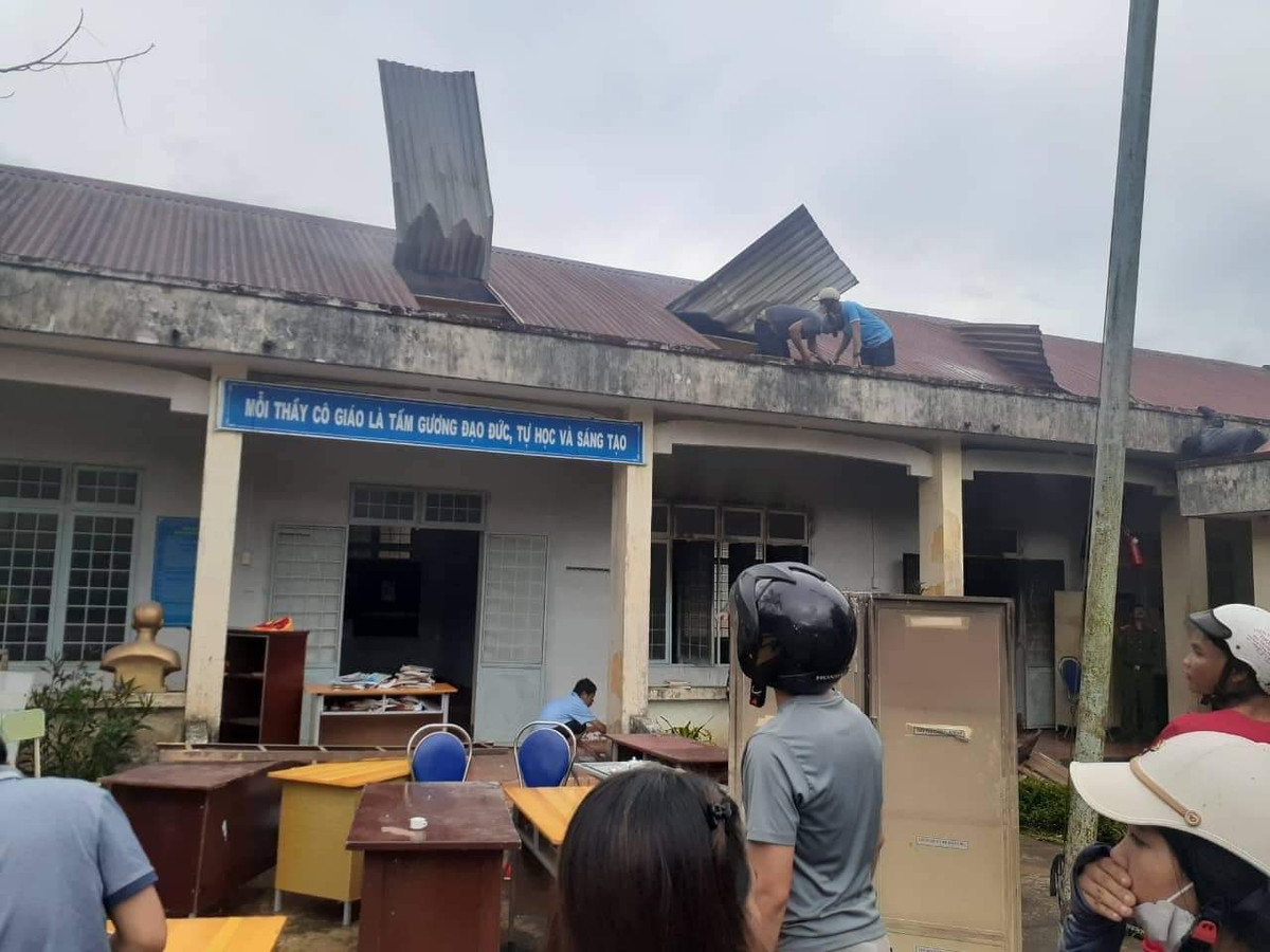 Kon Tum: Trường học bất ngờ bốc cháy trước khai giảng, nghi do sét đánh Kon Tum: Truong hoc bat ngo boc chay truoc khai giang, nghi do set danh