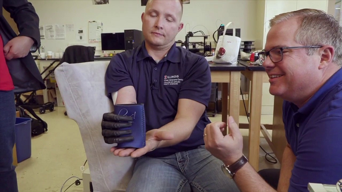  2. Thực tế ảo tăng cường xúc giác: Các nhà nghiên cứu ở ĐH Northwestern (Mỹ) đã phát triển thành công thiết bị mẫu có khả năng phát ra tín hiệu xúc giác bằng một vật liệu có các hạt rung siêu nhỏ gắn lên da. Thiết bị được tạm gọi là VR biểu bì có thể sử dụng để gửi đi những cái chạm thân mật của một đứa trẻ ở nhà trẻ đến bố mẹ ở xa hoặc đem lại cảm giác chạm vào đồ vật cho những người khuyết chi.