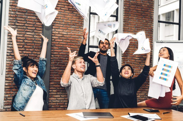  10. Tuần làm việc 4 ngày: Chỉ cần dành vài giây tìm kiếm, bạn sẽ thấy rất nhiều kết quả cho thấy làm việc ít hơn lại đem lại hiệu quả cao hơn, theo nghiên cứu độc lập từ nhiều nhà khoa học đến từ Anh, Mỹ. Công ty Perpetual Guardian ở New Zealand cũng áp dụng chính sách làm 4 ngày/tuần vĩnh viễn kể từ năm 2018.