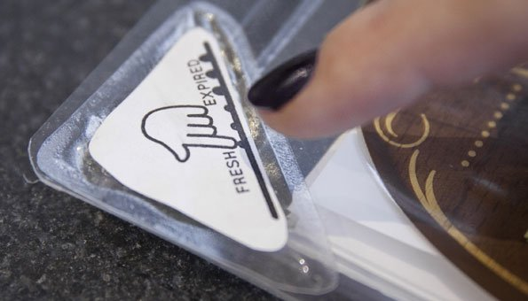  9. Hạn sử dụng thông minh: Nữ nghiên cứu sinh của ĐH Brunel đã phát minh ra miếng dán hạn sử dụng thông minh có tên gọi Bump Mark. Miếng dán được cấu thành từ bốn lớp tạo cảm giác êm mịn khi sờ vào. Nhưng khi bề mặt của nó trở nên gồ ghề, nó cũng đồng thời báo hiệu rằng thực phẩm bên trong đã hết hạn sử dụng.