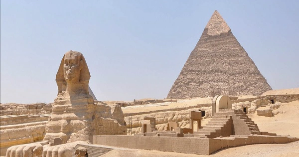 Do chưa tìm được lời giải chính xác cho những bí ẩn trên nên một giả thuyết cho rằng, người ngoài hành tinh có thể đã "truyền dạy" công nghệ hiện đại cho người Ai Cập thời cổ đại để xây dựng lên các kim tự tháp trường tồn với thời gian.