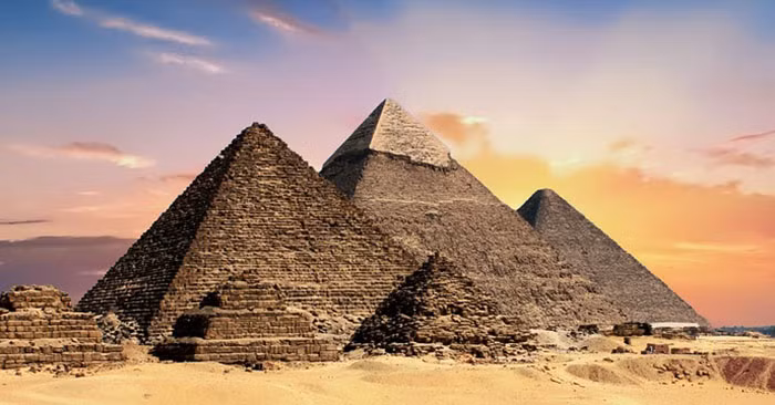 Không những vậy, kim tự tháp Giza quay mặt đúng về điểm cực Bắc của Trái đất. Công trình này hướng về cực Bắc chuẩn xác hơn bất cứ công trình nào trên thế giới.