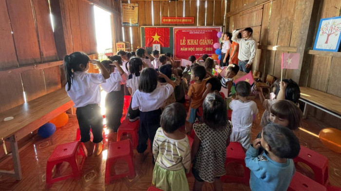 Tại điểm trường Tắk Pổ - Trường Phổ thông Dân tộc bán trú tiểu học Trà Tập (huyện Nam Trà My, tỉnh Quảng Nam), lễ khai giảng đơn sơ của 37 em học sinh đã diễn ra trong không khí ấm cúng, xúc động. (Ảnh: Báo Giao thông)