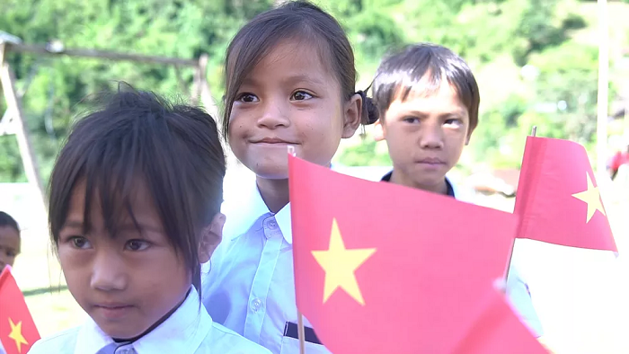 Cuộc sống tuy còn nhiều khó khăn, nhưng các em rất thích đi học, đến trường để học chữ. (Ảnh:VTV)