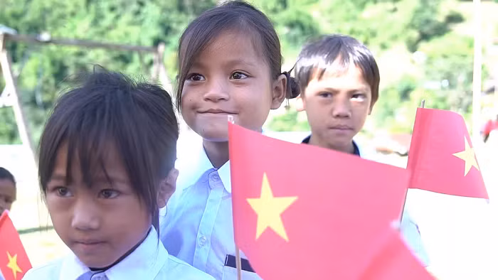 Cuộc sống tuy còn nhiều khó khăn, nhưng các em rất thích đi học, đến trường để học chữ. (Ảnh:VTV)