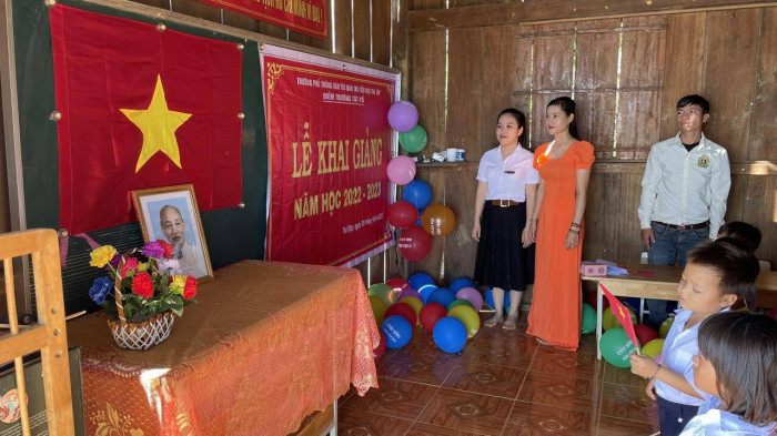 Đại biểu đến dự khai giảng điểm trường chỉ có một người đàn ông Ca Dong - Trưởng nóc Tắk Pổ. (Ảnh: Báo Giao thông) &gt;&gt;&gt; Mời độc giả xem thêm video Khai giảng năm học mới 2021 - 2022: Một năm học đầy thách thức: