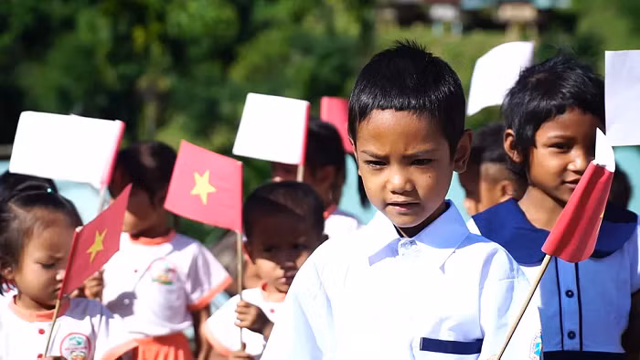 Điểm trường thôn 5 Tu Nấc là 1 trong 15 điểm trường khó khăn chưa có đường giao thông tại xã miền núi Trà Cang, huyện Nam Trà My, Quảng Nam với 54 học sinh mẫu giáo, lớp 1 và lớp 2. (Ảnh:VTV)