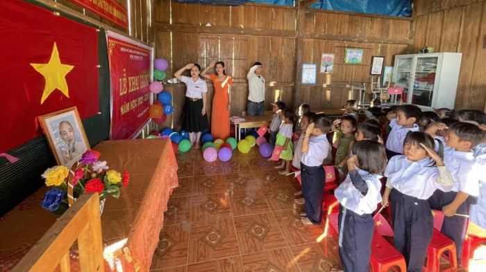 Điểm trường là căn nhà dựng bằng gỗ, mái lợp tôn tạm bợ. Học sinh đều là con em người đồng bào Ca Dong. (Ảnh: Báo Giao thông)