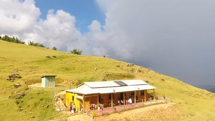 Điểm trường được xây dựng trên thảo nguyên xanh mướt với những tấm gỗ sơ sài sau trận bão lớn năm 2020. (Ảnh: Sở hữu trí tuệ)