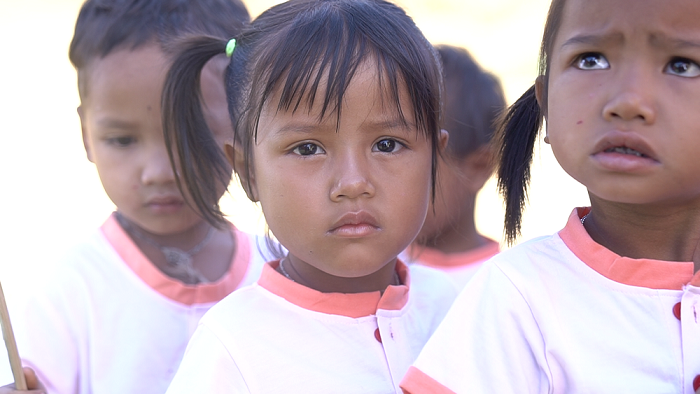 Để đến trường, các học sinh cũng phải di chuyển một đoạt đường dài vô cùng vất vả. (Ảnh:VTV)
