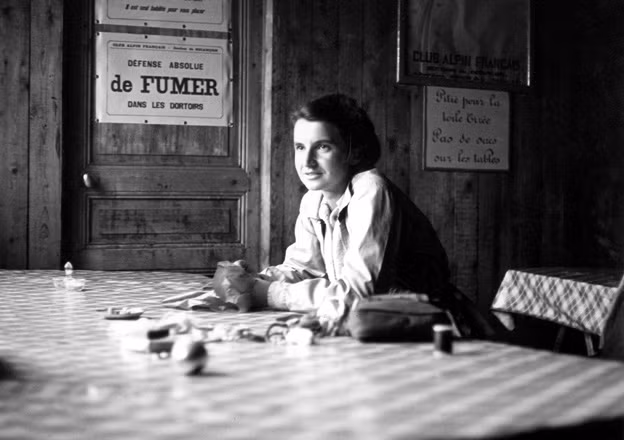  3. Rosalind Franklin: Thí nghiệm của nhà hóa học người Anh Rosalind Franklin đã dẫn đến bức ảnh X-quang nổi tiếng năm 1952 của bà có tên “Photo 51” giúp mở ra phát hiện về chuỗi xoắn kép DNA.Nhưng hai nhà khoa học Francis Crick và James Watson cũng tiến hành nghiên cứu lý thuyết tương tự ở thời điểm đó và kết quả nghiên cứu của họ được đăng tải trước bà Rosalind Franklin trên cùng tạp chí, khiến nhiều người nghĩ rằng nghiên cứu của và chỉ là hỗ trợ cho 2 nhà khoa học nam.