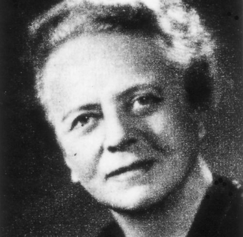  1. Ida Tacke: Năm 1925, nhà hóa học trẻ Ida Tacke tuyên bố khám phá ra 2 nguyên tố còn thiếu trong bảng tuần hoàn của Mendeleev. Khám phá của Ida về Rhenium 75 chưa bao giờ gặp phải tranh luận, nhưng nguyên tố 43 mà Ida gọi là Masurium bị các nhà khoa học khác hoài nghi và từ chối.