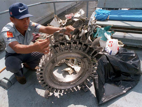 Các nhà điều tra Mỹ tin rằng cơ trưởng đã vô hiệu hai hộp đen ghi chép dữ liệu chuyến bay và điều khiển máy bay lao chúi xuống, ngay sau khi lừa được cơ phó rời khỏi khoang lái. 