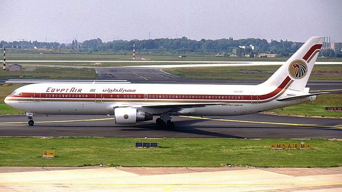  3. Chuyến bay 990 của EgyptAir: Ngày 31/10/1999, toàn bộ 202 hành khách và 15 thành viên phi hành đoàn trên chuyến bay số hiệu 990 của hãng hàng không Egypt Air (Ai Cập) đã thiệt mạng sau khi máy bay đâm xuống biển. Tương tự sự việc xảy ra với máy bay Germanwings hay Mozambique Airlines, cơ trưởng của chuyến bay – khởi hành từ New York đến Cairo – đã bị nhốt ngoài khoang lái. 