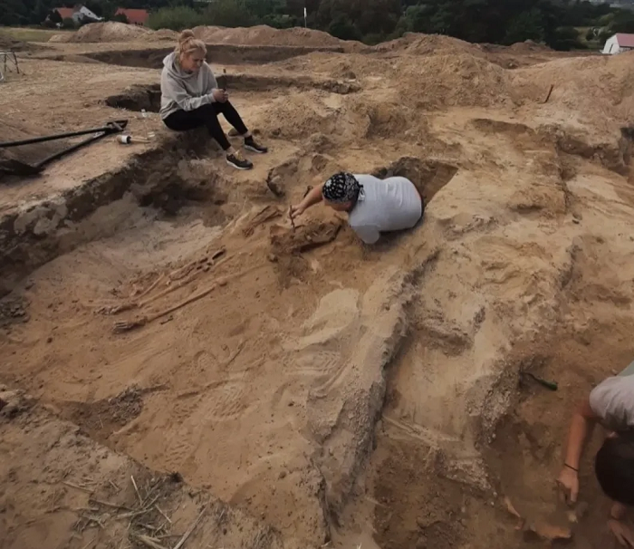 Theo tờ Heritage Daily, các báo cáo về ma cà rồng tràn ngập khắp châu Âu vào thế kỷ 18, cùng với các cuộc khai quật để khóa chân, đóng đinh những người chết bị tình nghi là “quỷ hút máu”.