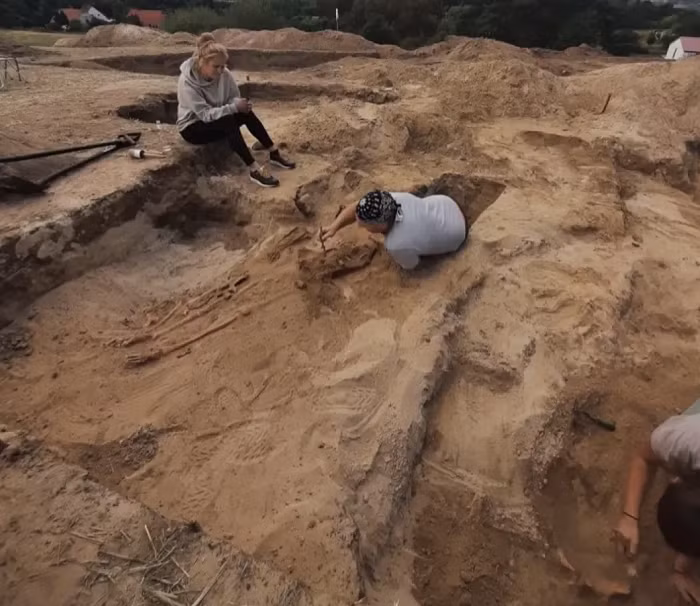 Theo tờ Heritage Daily, các báo cáo về ma cà rồng tràn ngập khắp châu Âu vào thế kỷ 18, cùng với các cuộc khai quật để khóa chân, đóng đinh những người chết bị tình nghi là “quỷ hút máu”.