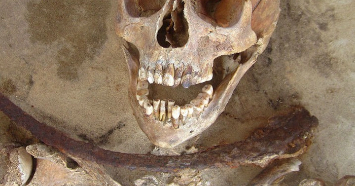 Ngôi mộ này có niên đại vào khoảng thế kỷ 17, trước khi nỗi sợ ma cà rồng lên đến đỉnh điểm.