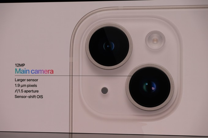 Thay đổi lớn nhất của iPhone 14 so với thế hệ tiền nhiệm nằm ở cụm camera. Vẫn duy trì hai ống kính, tuy nhiên, cấu hình cảm biến được nâng cấp. iPhone 14 và iPhone 14 Max sở hữu máy ảnh có khẩu độ và kích thước pixel lớn hơn. Nâng cấp này giúp sản phẩm thu được nhiều ánh sáng hơn khi chụp ảnh trong điều kiện phức tạp. 