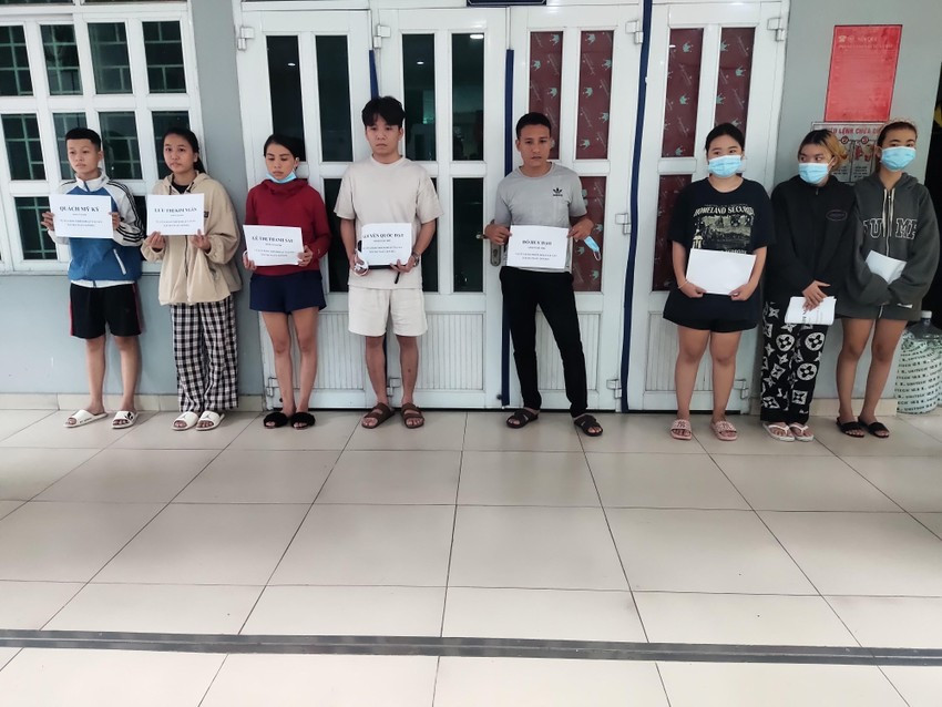  Bắt 8 người trong đường dây giả là nhân viên ngân hàng cho vay lãi 0 đồng: Sáng ngày 27/9, Công an huyện Bình Chánh, TP.HCM tạm giữ hình sự với Lê Thị Thanh Sáu (32 tuổi, ngụ quận Tân Phú, TP.HCM), Nguyễn Quốc Đạt (23 tuổi, ngụ tỉnh Đồng Nai) cùng 6 người liên quan để điều tra về hành vi lừa đảo chiếm đoạt tài sản. Đây là nhóm chuyên giả nhân viên ngân hàng, gọi điện lừa đảo trên mạng vừa bị công an huyện Bình Chánh triệt phá. Sáu khai nhận bắt đầu hoạt động lừa đảo nói trên vào khoảng đầu tháng 7/2022 đến nay. Khám xét nơi làm việc của các đối tượng, Công an thu giữ nhiều tang vật có liên quan. Bước đầu, Công an huyện Bình Chánh mời làm việc đối với 10 nạn nhân, tổng số tiền đã bị nhóm này chiếm đoạt khoảng hơn 18 triệu đồng. Cơ quan Công an đang tiếp tục điều tra, xử lý theo quy định pháp luật.